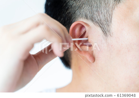Man cleaning ears with cotton swabs 61369048