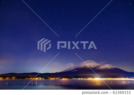 Starry sky and Mount Fuji [Lake Yamanaka] 61369153