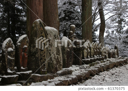 Warabiraishi Buddha Group with Snow Makeup (Hakuba Village, Nagano Prefecture) Warabiraishi Buddha Group with Snow Makeup (Hakuba Village, Nagano Prefecture) 61370375