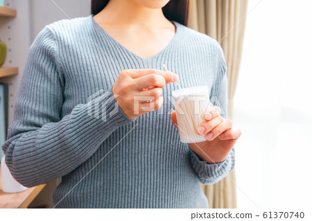 女人拿出嬰兒拭子 61370740