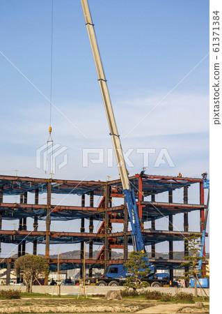 Construction work_Steel frame, workers Construction work_Steel frame, workers 61371384