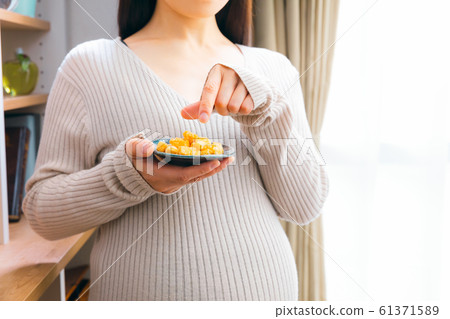 孕婦吃米飯 孕婦吃米飯 61371589