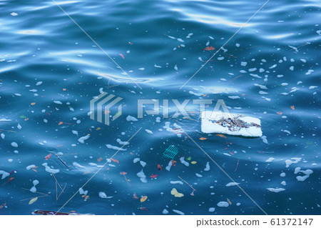 水面和垃圾 水面和垃圾 61372147