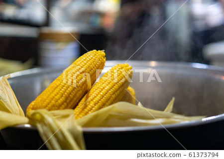 Steamed corn on the market in China 61373794