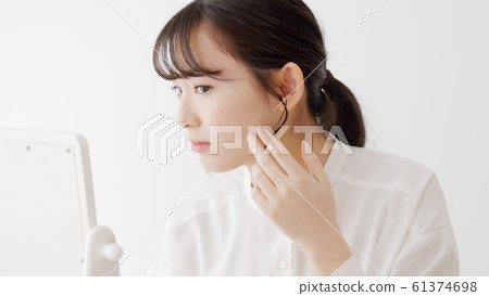 年輕女子美容皮膚護理 年輕女子美容皮膚護理 61374698