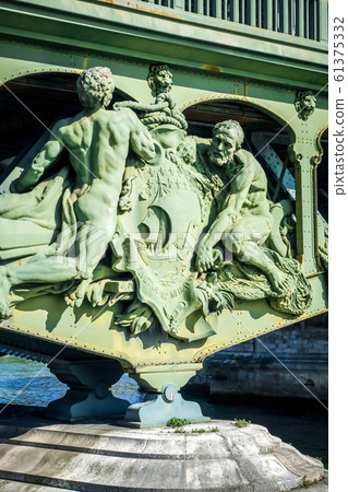 Bir-Hakeim Bridge view from the Seine, Paris 61375332