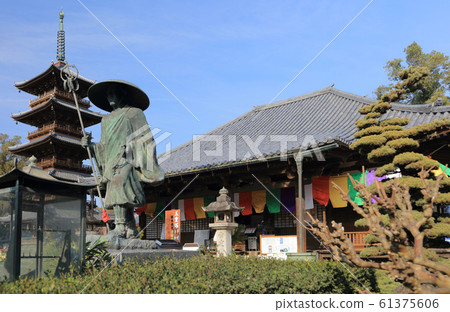 Shikoku Sacred Ground No. 70, `` Honzanji Temple '' National Treasure Hondo and five-storied pagoda, Kobo Daishi statue Shikoku Sacred Ground No. 70, `` Honzanji Temple '' National Treasure Hondo and five-storied pagoda, Kobo Daishi statue 61375606