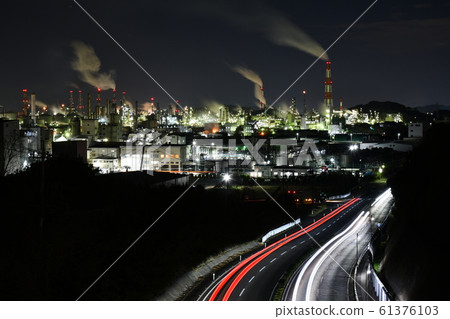 水島綜合大樓的夜景以及在430號公路上行駛的汽車的光路，俗稱“七號激光” 61376103
