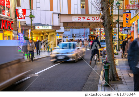 日本橫濱城市景觀一輛令人震驚的倒車。那裡有一條像自行車的街道! ! =橫濱港北區大倉山站前 日本橫濱城市景觀一輛令人震驚的倒車。那裡有一條像自行車的街道! ! =橫濱港北區大倉山站前 61376344
