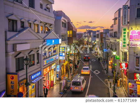 日本的橫濱城市景觀另一側留下的自行車導致了危險誘發的多米諾骨牌。被遺棄的自行車繼續破壞著城市的魅力。 61377169