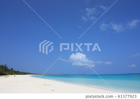 新喀裡多尼亞-奧韋阿島海灘，大海和藍天 61377923