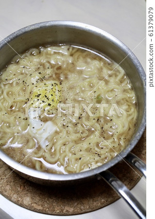 Instant ramen with egg for a midnight snack - Hotpot ramen 61379079