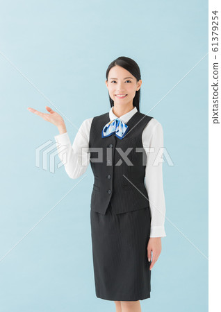 制服的職業婦女(藍色背景) 制服的職業婦女(藍色背景) 61379254
