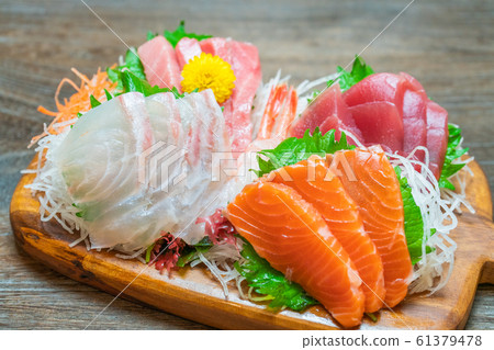 Assorted sashimi 61379478