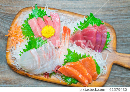 Assorted sashimi 61379480