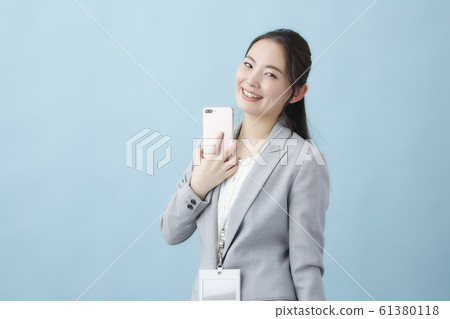 年輕女商人智能手機 61380118