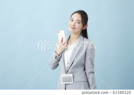 年輕女商人智能手機 61380120