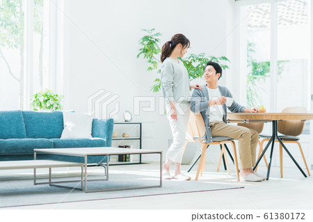 一對年輕夫婦 一對年輕夫婦 61380172