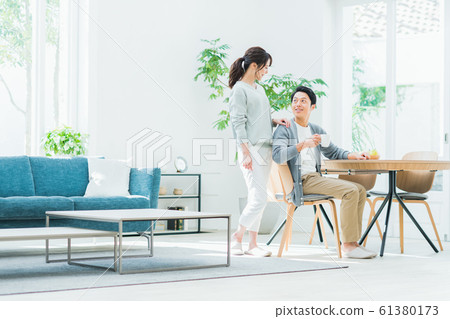 一對年輕夫婦 61380173