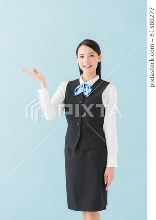 穿制服的女人(藍色背景垂直位置) 穿制服的女人(藍色背景垂直位置) 61380277