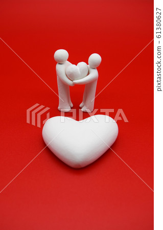 Image of a successful confession scene People who pass and receive love (heart) Vertical position Red background Image of a successful confession scene People who pass and receive love (heart) Vertical position Red background 61380627