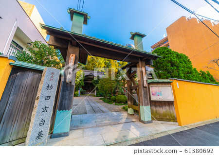 在日本虎之門，“ Eikain-in猴廟”中的東京城市景觀的視圖 61380692