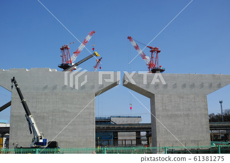 建造立柱的立交橋施工現場的風景 建造立柱的立交橋施工現場的風景 61381275