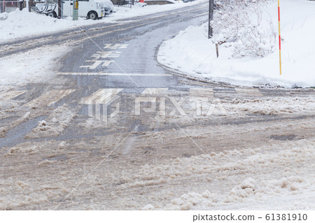 雪在路上 61381910