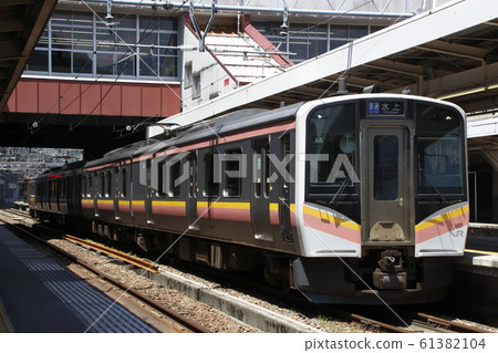 夏季在越後湯澤站停靠的上越線E129系列（水上神⇔長岡） 61382104