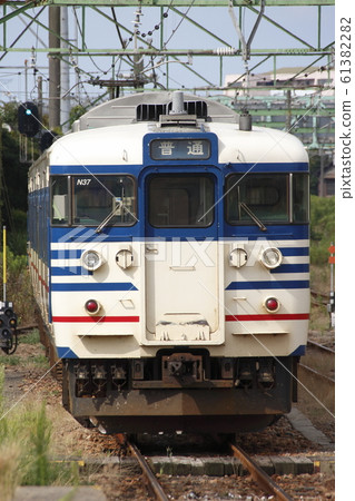 越後線115系列列車接近尾聲（新潟原色） 61382282