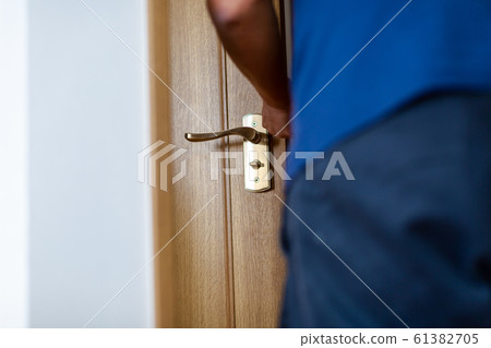 Door knob replacement work 61382705