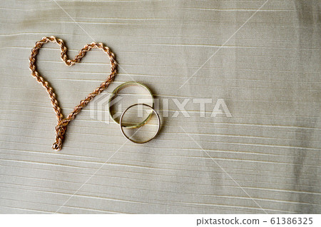 Gold women's chain and wedding rings, heart  61386325