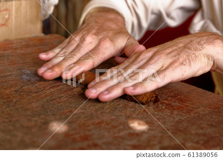 Making a cuban cigar in Viniales - Cuba Making a cuban cigar in Viniales - Cuba 61389056