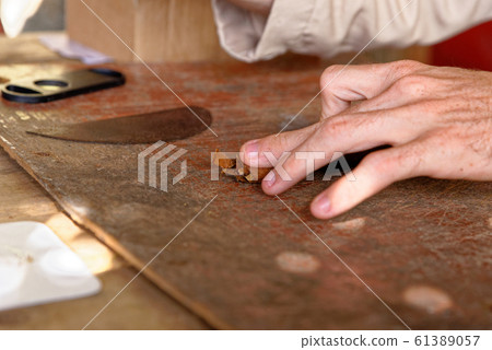 Making a cuban cigar in Viniales - Cuba Making a cuban cigar in Viniales - Cuba 61389057