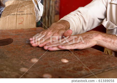 Making a cuban cigar in Viniales - Cuba 61389058