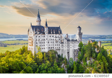 Famous Neuschwanstein Castle with scenic mountain 61389507