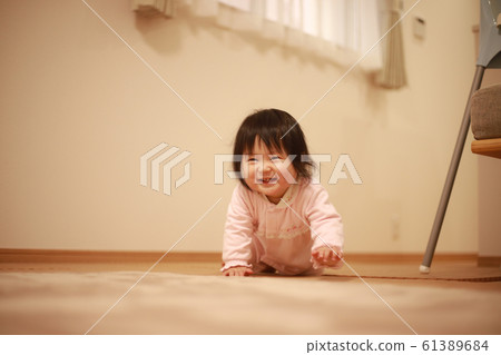 嬰兒爬行 61389684