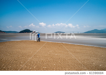 一個人從溺水的海岸望著大海 一個人從溺水的海岸望著大海 61390084