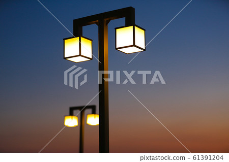 日落在海邊路燈 日落在海邊路燈 61391204