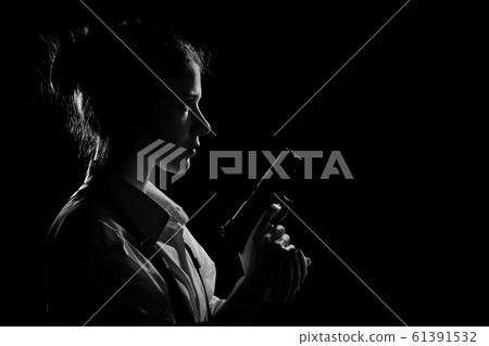 woman with gun 61391532