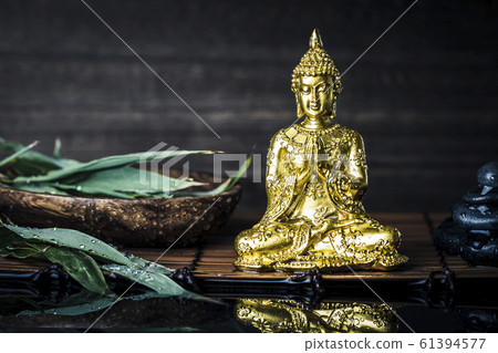 黃金佛和黑色背景 黃金佛和黑色背景 61394577