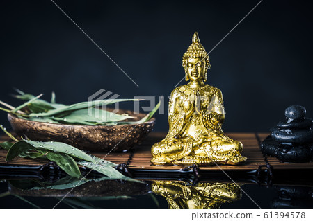 黃金佛和黑色背景 61394578