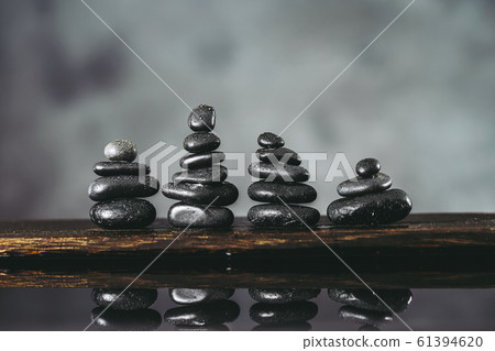 堆積的石頭和水反射 61394620