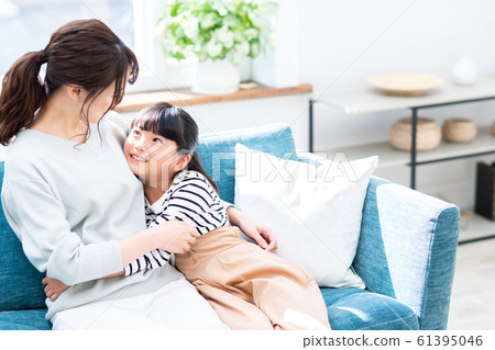 Mother and child 61395046