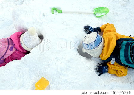 孩子們用雪做隧道和玩雪 孩子們用雪做隧道和玩雪 61395756