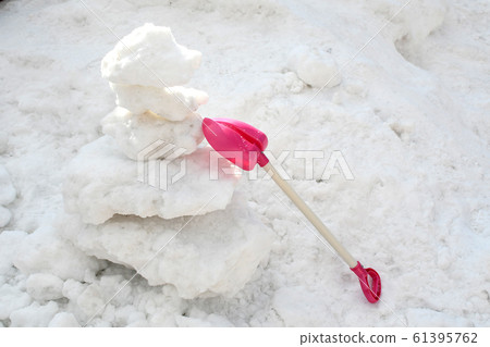 孩子們玩耍後的積雪和雪鏟 孩子們玩耍後的積雪和雪鏟 61395762