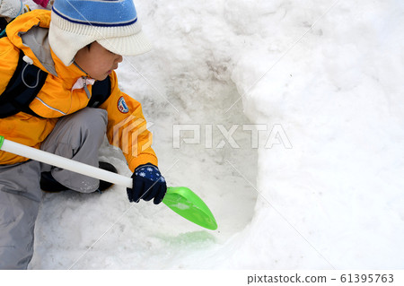 瘋狂挖雪山的男孩的嚴肅表演 瘋狂挖雪山的男孩的嚴肅表演 61395763