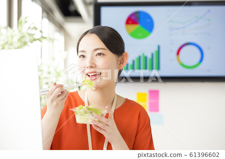 Lunchtime office lunch Lunchtime office lunch 61396602