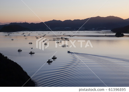Ripples and fishing rafts of fishing boats passing through Horikoshi Strait Ripples and fishing rafts of fishing boats passing through Horikoshi Strait 61396895