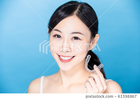 woman take her invisible brace 61398867